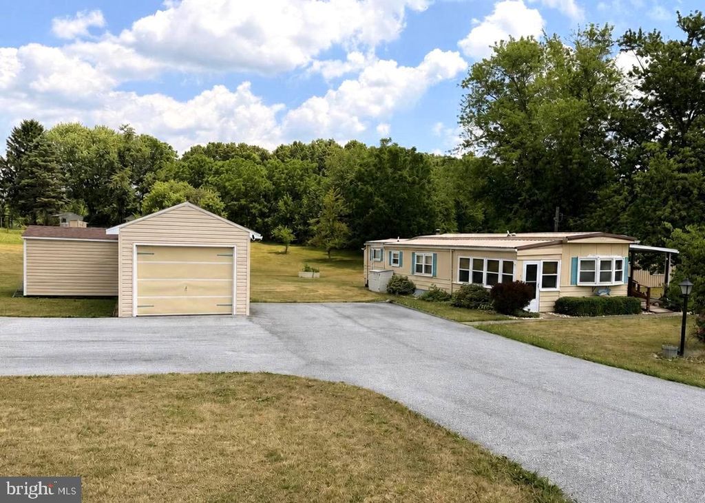 390 N CRAWFORD RD, Grantville, PA 17028