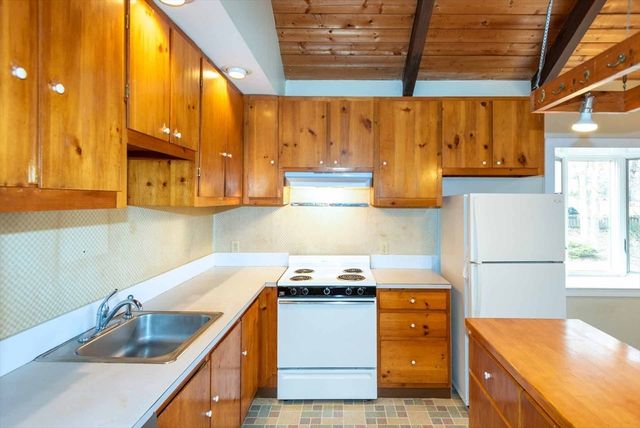 17 Chapman La, Edgartown, MA 02539