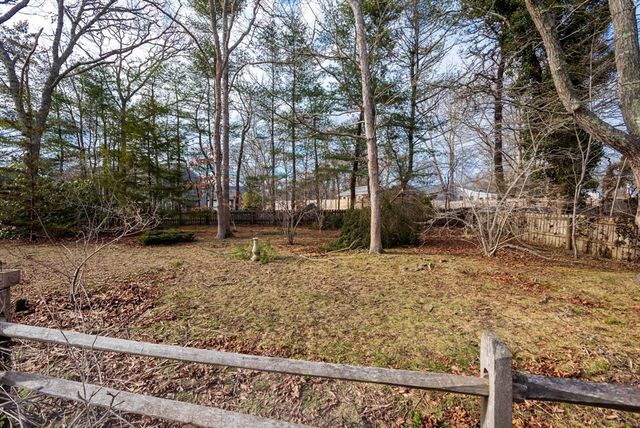 17 Chapman La, Edgartown, MA 02539