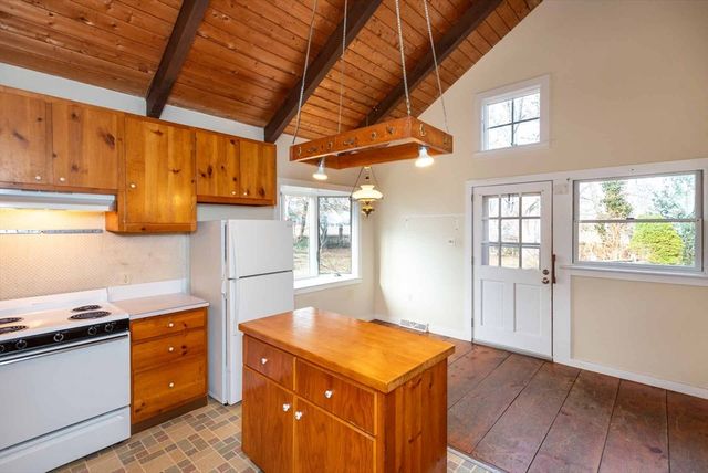 17 Chapman La, Edgartown, MA 02539