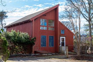 17 Chapman La, Edgartown, MA 02539