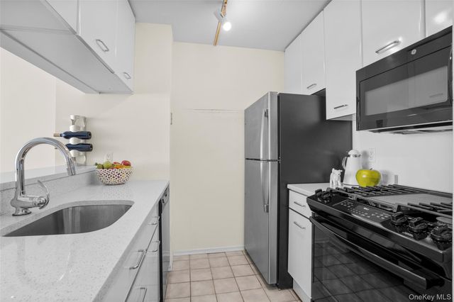 4 Martine Avenue 1011, White Plains, NY 10606