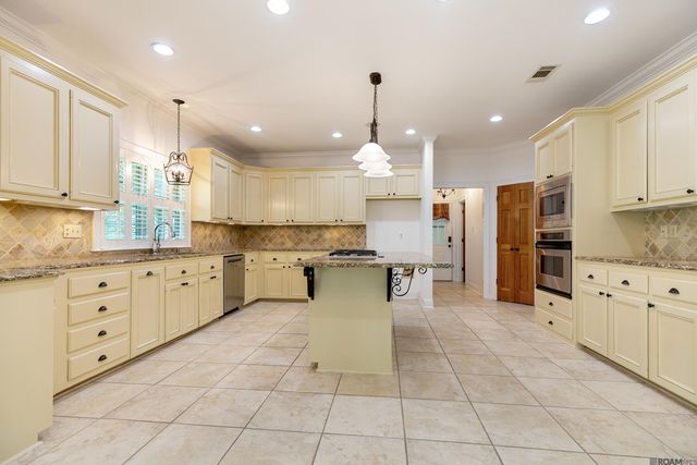 5845 S Shore Dr, Baton Rouge, LA 70817