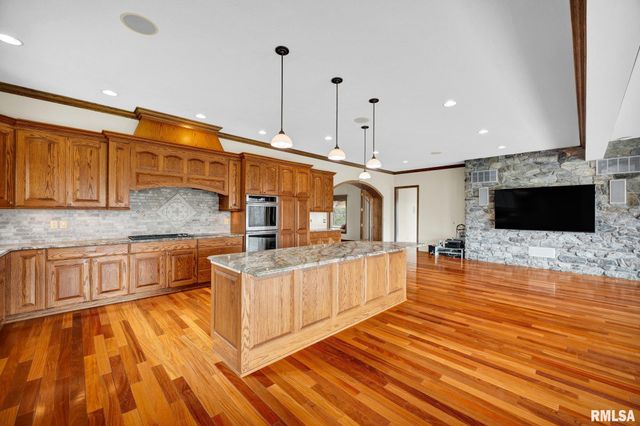 22500 SPRING CREEK Road, Washington, IL 61571