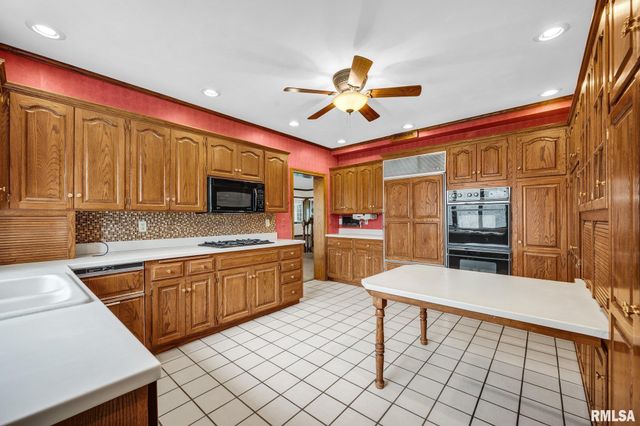 22500 SPRING CREEK Road, Washington, IL 61571