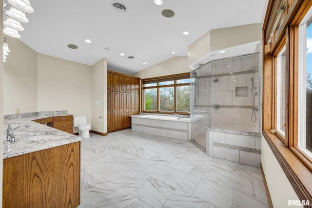 22500 SPRING CREEK Road, Washington, IL 61571