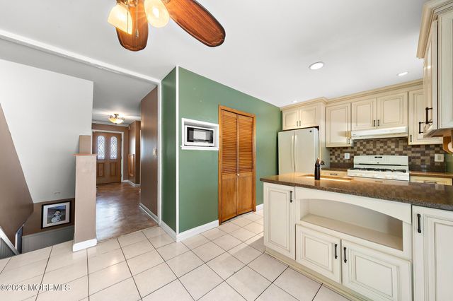 25 Carlow Way, Hazlet, NJ 07730