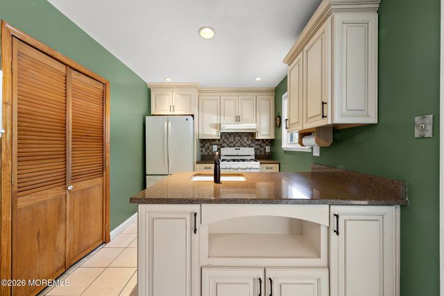 25 Carlow Way, Hazlet, NJ 07730
