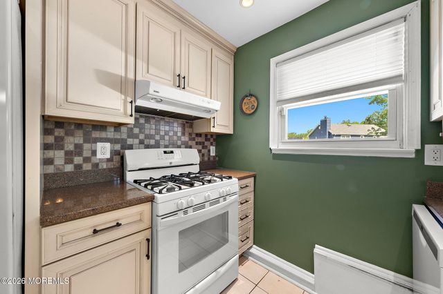 25 Carlow Way, Hazlet, NJ 07730