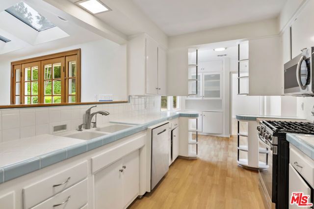 18080 Karen Drive, Encino (los Angeles), CA 91316