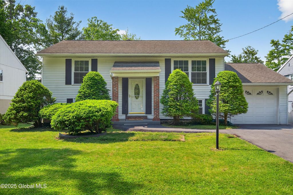 6 Woodland Court, Saratoga Springs, NY 12866