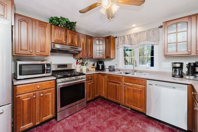 38 Alicia Dr, Taunton, MA 02780