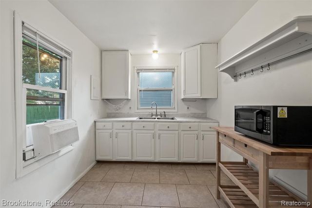 5689 Cornell Street, Dearborn Heights, MI 48125