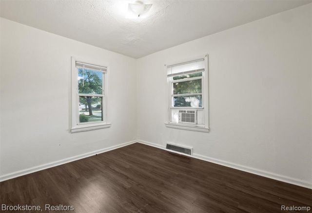 5689 Cornell Street, Dearborn Heights, MI 48125