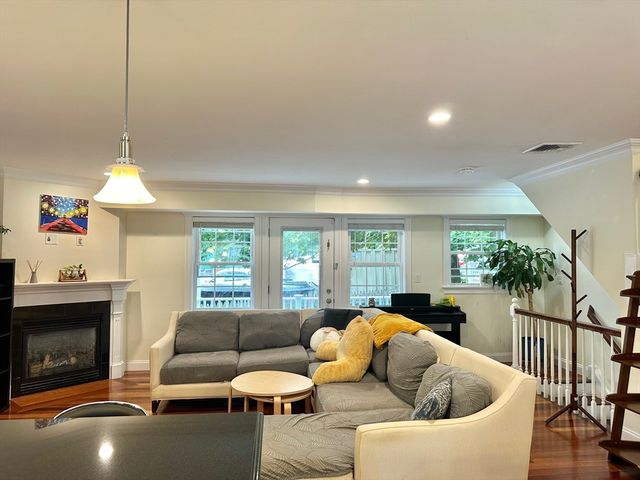 580 Quarry St 18, Quincy, MA 02169