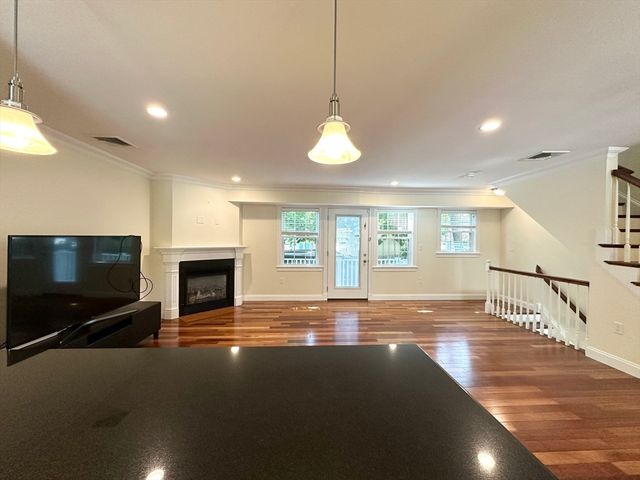580 Quarry St 18, Quincy, MA 02169