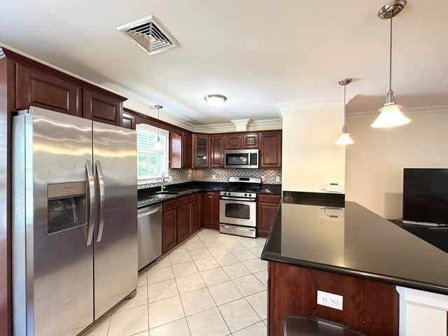 580 Quarry St 18, Quincy, MA 02169