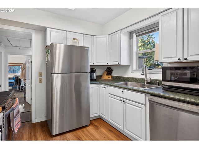 16523 Se CLINTON St, Portland, OR 97236