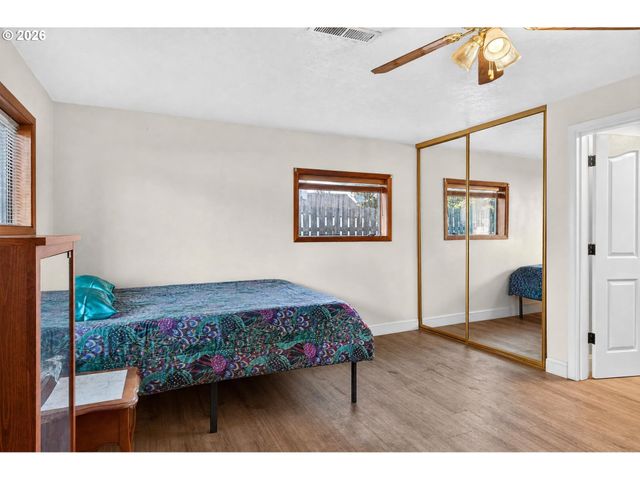 16523 Se CLINTON St, Portland, OR 97236
