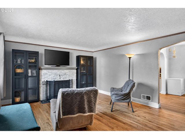 16523 Se CLINTON St, Portland, OR 97236