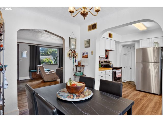 16523 Se CLINTON St, Portland, OR 97236