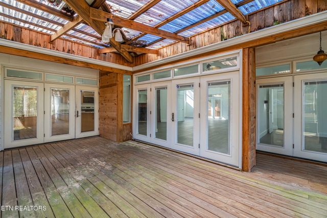 135 White Creek Court, Deer Lodge, TN 37726