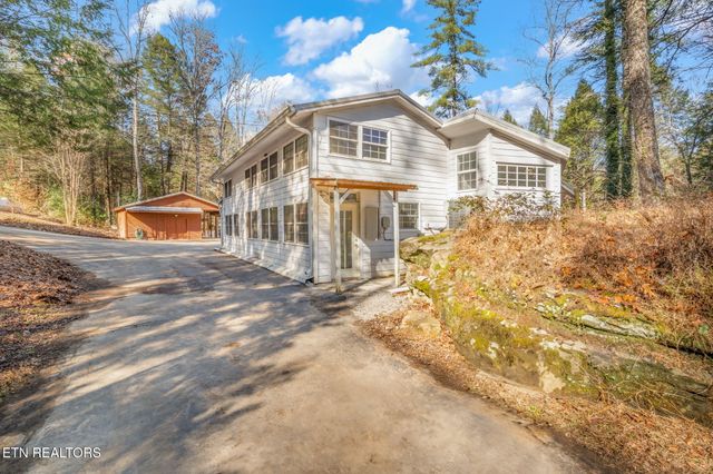 135 White Creek Court, Deer Lodge, TN 37726