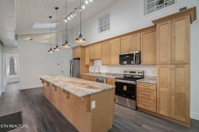 135 White Creek Court, Deer Lodge, TN 37726