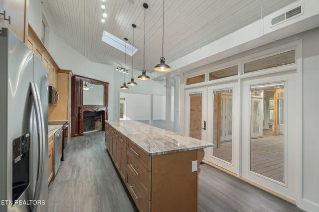 135 White Creek Court, Deer Lodge, TN 37726