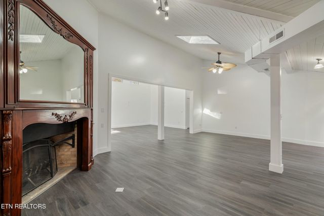 135 White Creek Court, Deer Lodge, TN 37726