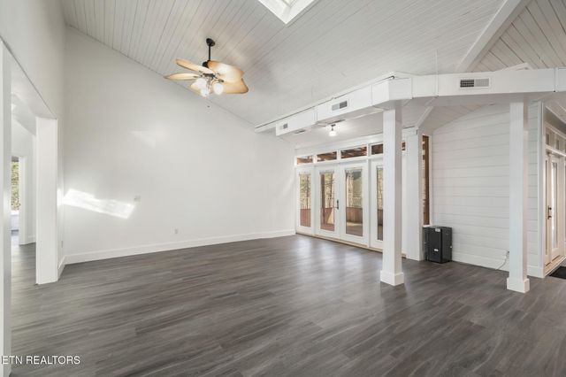 135 White Creek Court, Deer Lodge, TN 37726