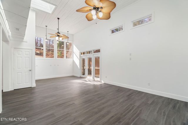 135 White Creek Court, Deer Lodge, TN 37726