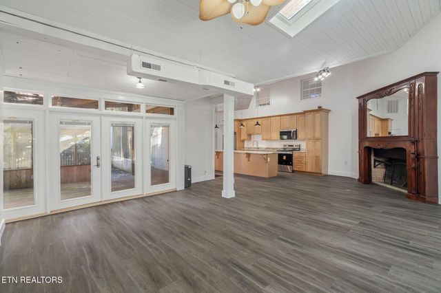 135 White Creek Court, Deer Lodge, TN 37726