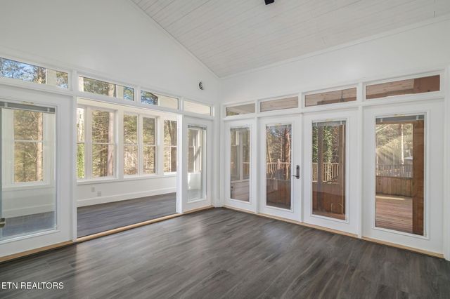 135 White Creek Court, Deer Lodge, TN 37726