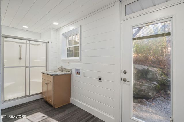 135 White Creek Court, Deer Lodge, TN 37726