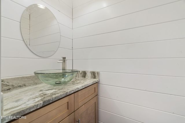 135 White Creek Court, Deer Lodge, TN 37726