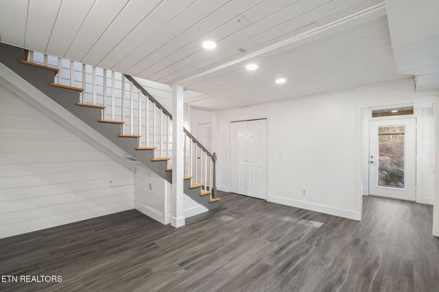 135 White Creek Court, Deer Lodge, TN 37726