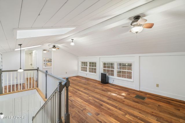 135 White Creek Court, Deer Lodge, TN 37726