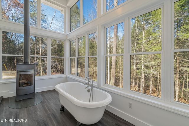 135 White Creek Court, Deer Lodge, TN 37726