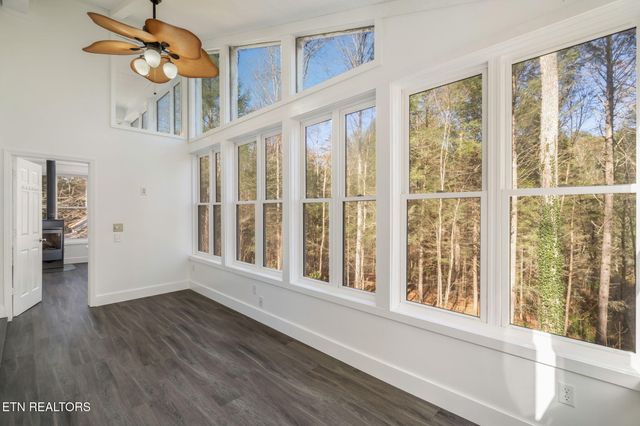 135 White Creek Court, Deer Lodge, TN 37726