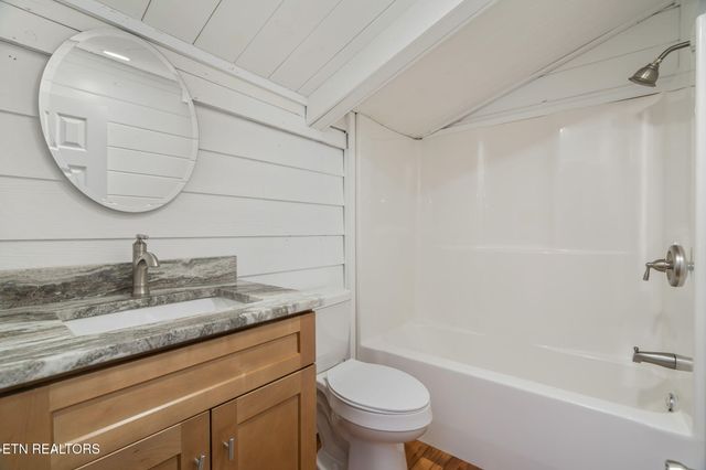 135 White Creek Court, Deer Lodge, TN 37726