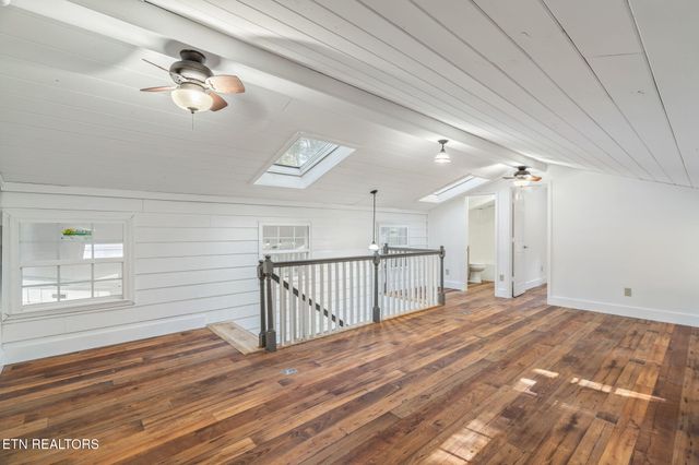 135 White Creek Court, Deer Lodge, TN 37726