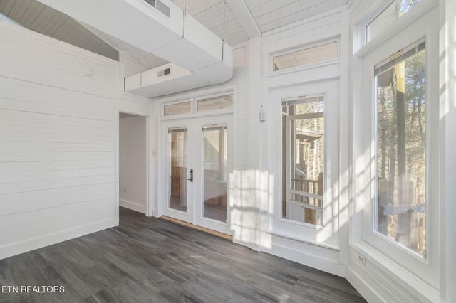 135 White Creek Court, Deer Lodge, TN 37726