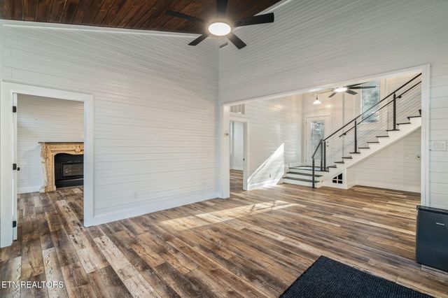 135 White Creek Court, Deer Lodge, TN 37726