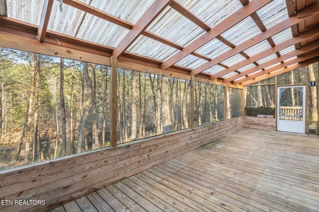 135 White Creek Court, Deer Lodge, TN 37726