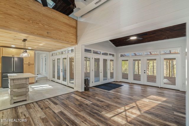 135 White Creek Court, Deer Lodge, TN 37726