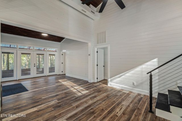 135 White Creek Court, Deer Lodge, TN 37726