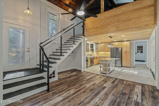 135 White Creek Court, Deer Lodge, TN 37726