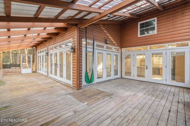 135 White Creek Court, Deer Lodge, TN 37726