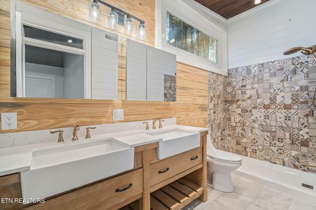 135 White Creek Court, Deer Lodge, TN 37726